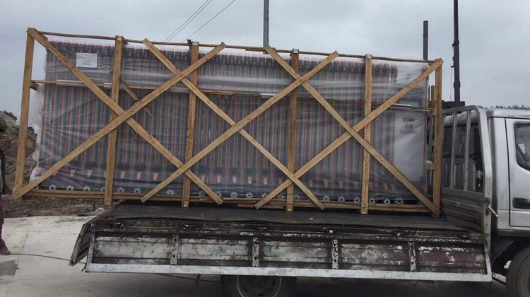 發(fā)往荊州電動(dòng)伸縮門(mén)卸貨現(xiàn)場(chǎng)圖