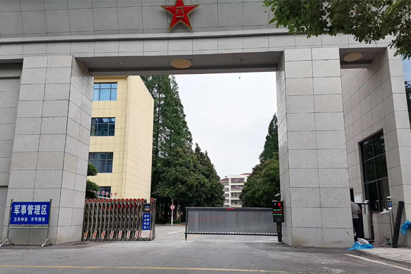 潛江市人民武裝部、車牌識別、人臉識別、廣告道閘、廣告小門安裝調(diào)試完畢