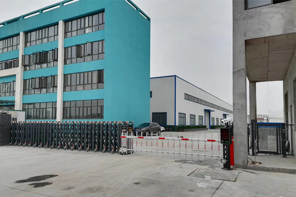昌盛環(huán)保、電動伸縮門、車牌識別、智能小門、圍欄、旗桿安裝完畢